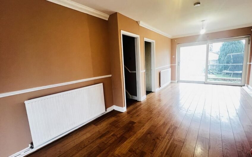 Spacious 4-Bedrooms Family Home with Driveway Parking in Luton LU4!!!