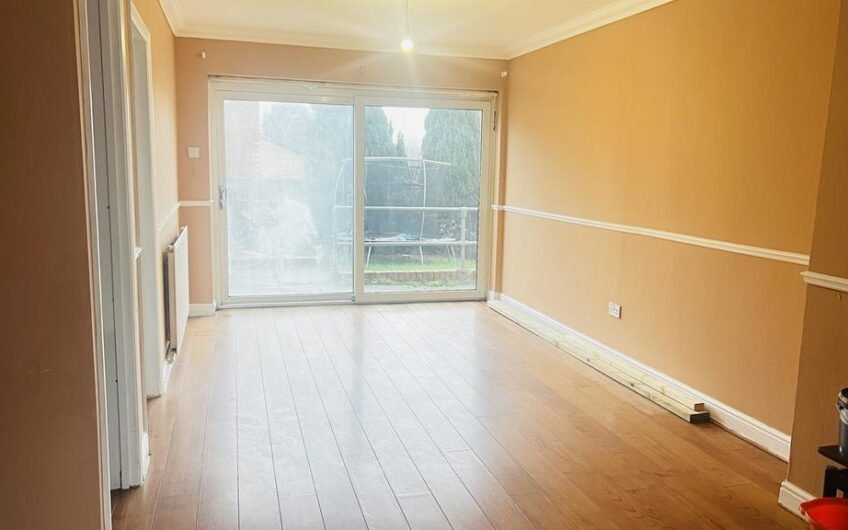 Spacious 4-Bedrooms Family Home with Driveway Parking in Luton LU4!!!