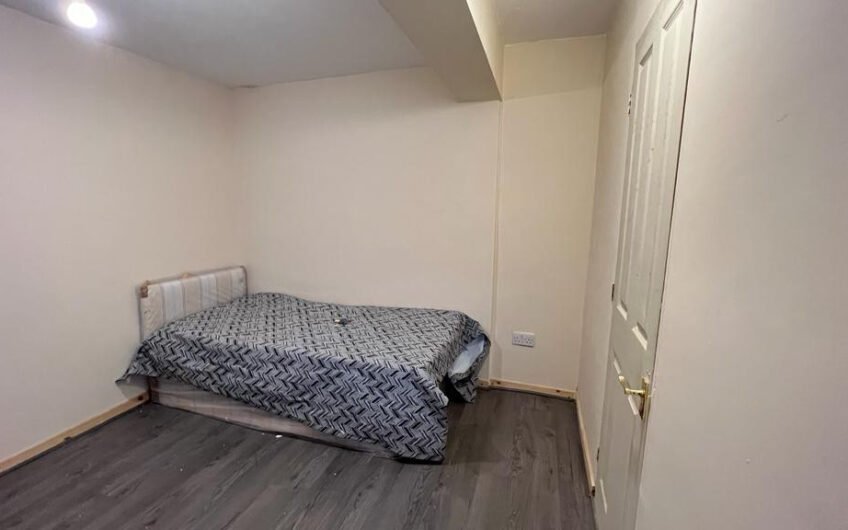 For Rent, Spacious Terraced House with 3- En-Suite Rooms & Large Fitted Kitchen in Luton LU2!!!