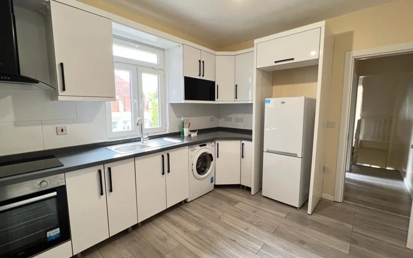 For Rent, Luxury Living, Newly Refurbished 4-Bedroom Flat in Central Dunstable LU6!!!