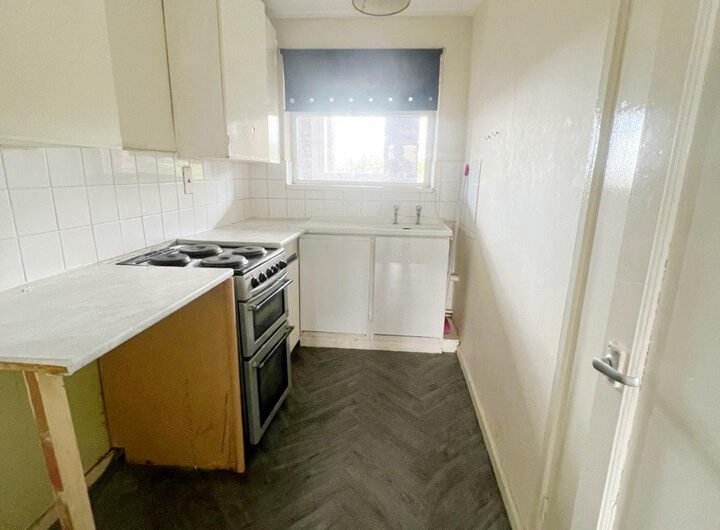 For Sale, Stylish 1-Bedroom Flat with Modern Shower Room & Fitted Kitchen in Luton LU2!!!