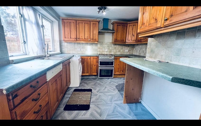 For Sale – Spacious 4-Bedroom Ground Floor Flat with Garden & Parking, in Luton LU1!!!