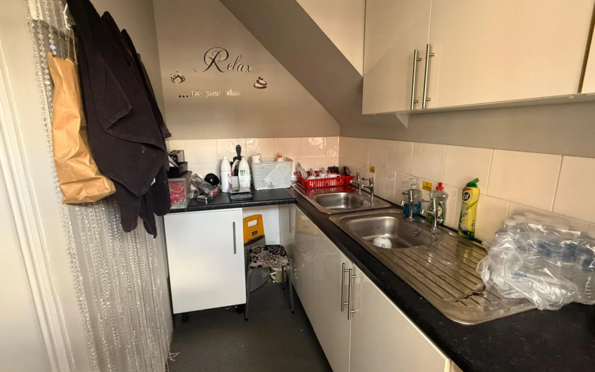 High-Visibility Corner Shop for Rent, Perfect for Any Business in Northampton NN4!!