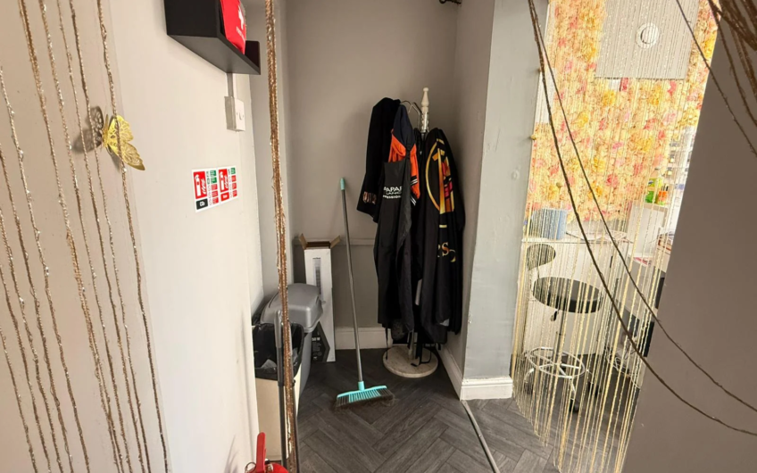 High-Visibility Corner Shop for Rent, Perfect for Any Business in Northampton NN4!!