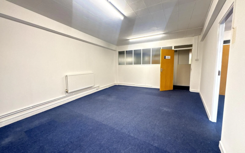 Modern Business Living at Crystal House – 2nd Floor Office Suite for rent in Luton, LU1!!!