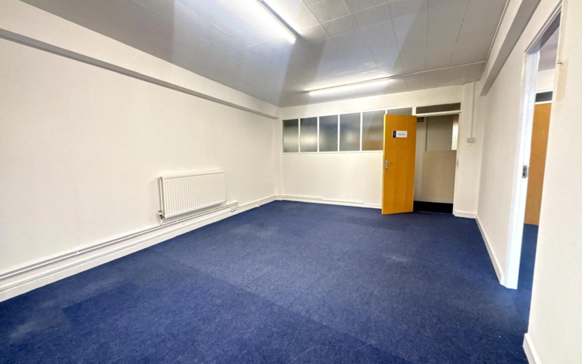Modern Business Living at Crystal House – 2nd Floor Office Suite for rent in Luton, LU1!!!
