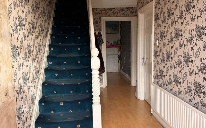 For Sale, Spacious 5-Bedroom Semi-Detached Home with Loft Conversion & Multiple Driveways in Luton, LU4!!!