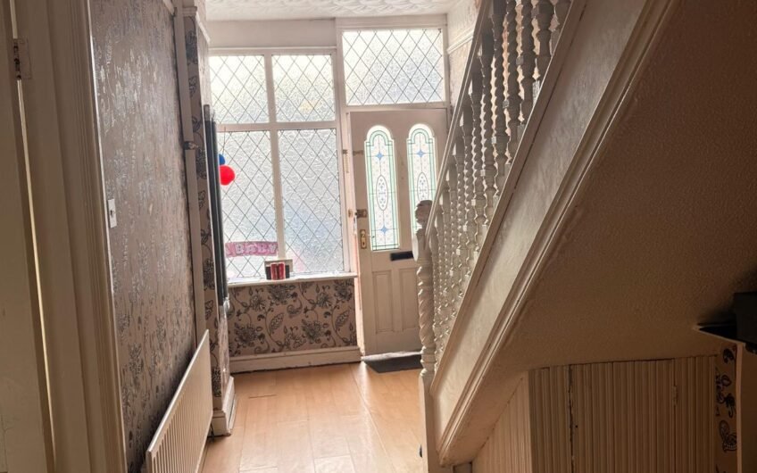 For Sale, Spacious 5-Bedroom Semi-Detached Home with Loft Conversion & Multiple Driveways in Luton, LU4!!!