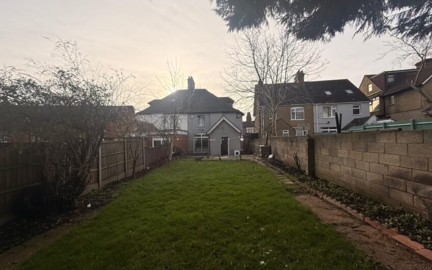 For Sale, Spacious 5-Bedroom Semi-Detached Home with Loft Conversion & Multiple Driveways in Luton, LU4!!!