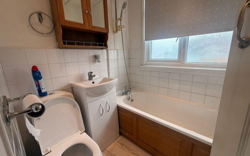 For Rent, Beautiful 3-Bedroom Home with Front & Rear Gardens – Ideal Family Living in Luton LU2!!!