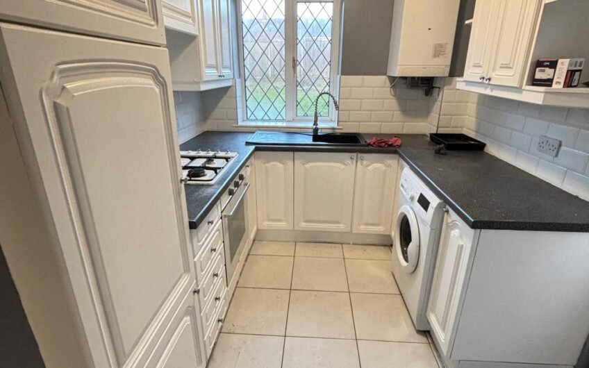 For Rent, Well-Presented Two-Bedroom Semi-Detached House with Garden & Parking in Luton LU3!!!