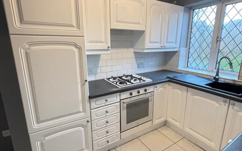 For Rent, Well-Presented Two-Bedroom Semi-Detached House with Garden & Parking in Luton LU3!!!