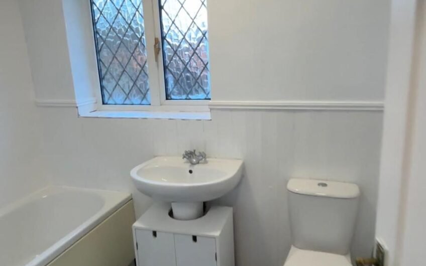 For Rent, Well-Presented Two-Bedroom Semi-Detached House with Garden & Parking in Luton LU3!!!