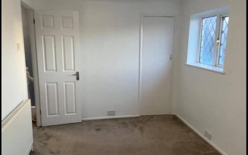 For Rent, Well-Presented Two-Bedroom Semi-Detached House with Garden & Parking in Luton LU3!!!