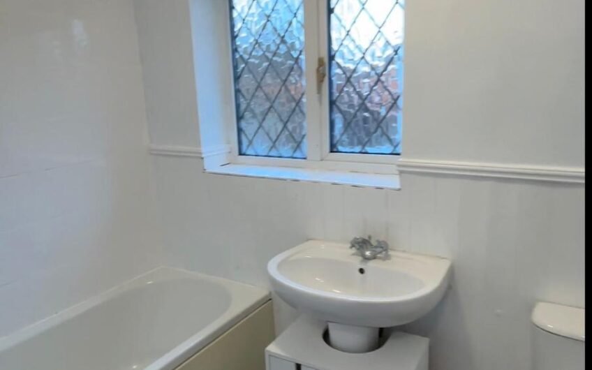 For Rent, Well-Presented Two-Bedroom Semi-Detached House with Garden & Parking in Luton LU3!!!