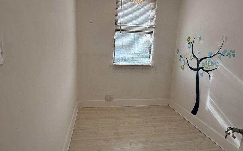 For Rent, Spacious 3-Bedroom Terraced House with Open-Plan Living in Luton, LU2!!!