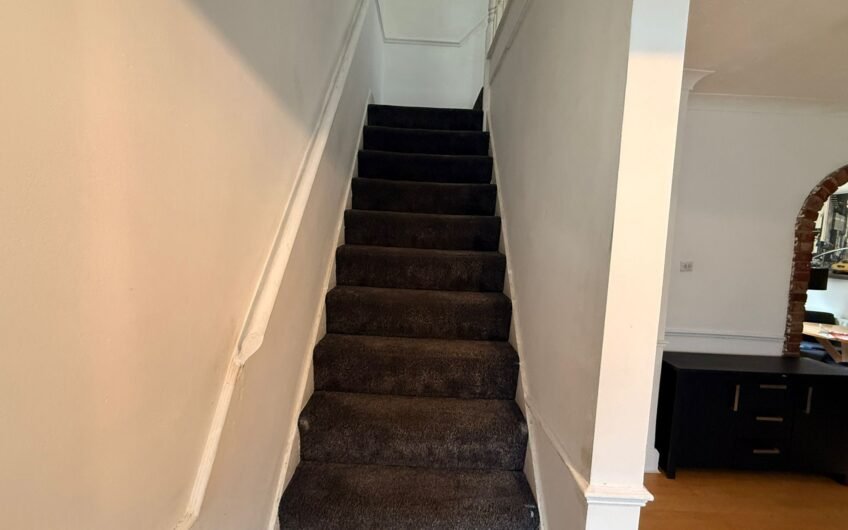 For Rent, Spacious 3-Bedroom Terraced House with Open-Plan Living in Luton, LU2!!!