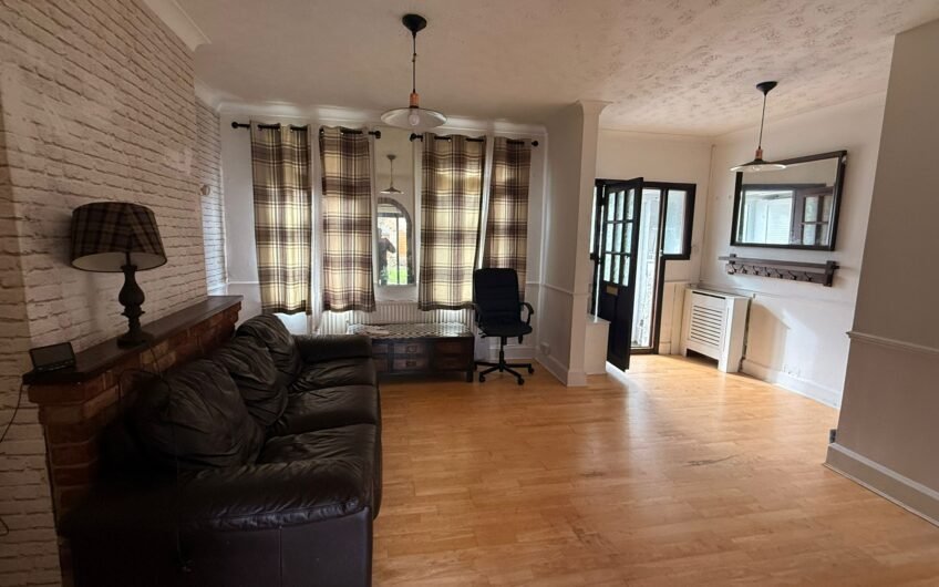 For Rent, Spacious 3-Bedroom Terraced House with Open-Plan Living in Luton, LU2!!!