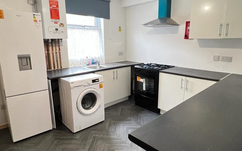 For Rent, Spacious En-Suite Rooms & Large Fitted Kitchen in Luton LU2!!!