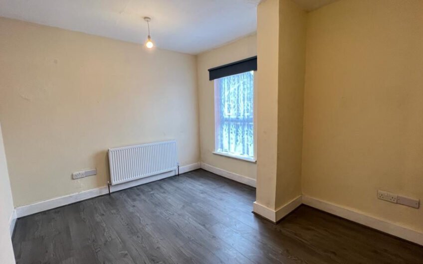 For Rent, Spacious Terraced House with 3- En-Suite Rooms & Large Fitted Kitchen in Luton LU2!!!
