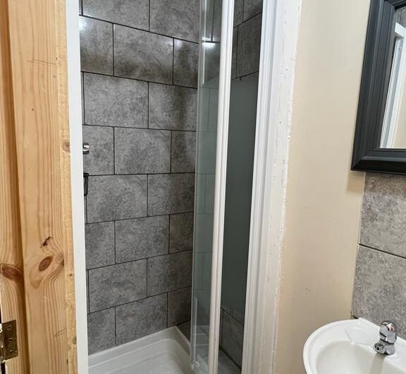 For Rent, Spacious Terraced House with 3- En-Suite Rooms & Large Fitted Kitchen in Luton LU2!!!