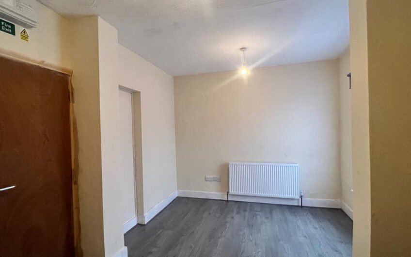 For Rent, Spacious Terraced House with 3- En-Suite Rooms & Large Fitted Kitchen in Luton LU2!!!