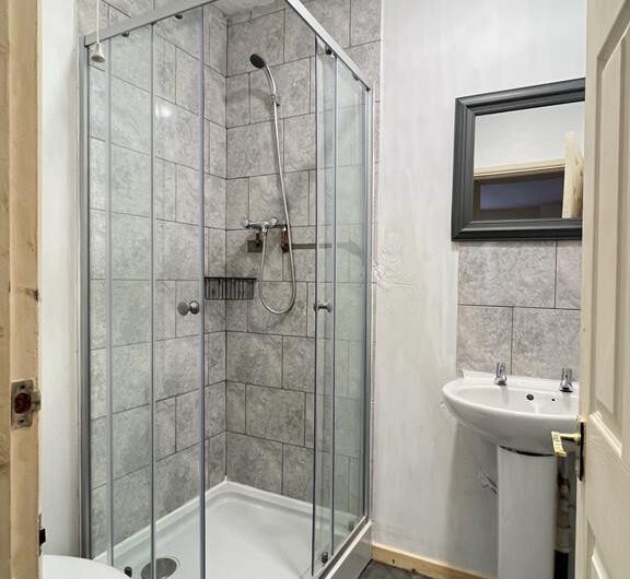 For Rent, Spacious Terraced House with 3- En-Suite Rooms & Large Fitted Kitchen in Luton LU2!!!