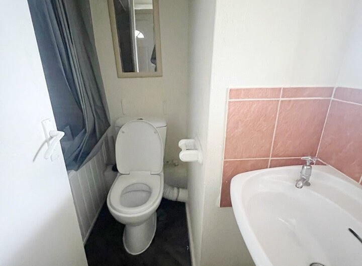For Sale, Stylish 1-Bedroom Flat with Modern Shower Room & Fitted Kitchen in Luton LU2!!!
