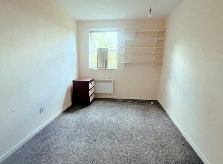 For Sale, Stylish 1-Bedroom Flat with Modern Shower Room & Fitted Kitchen in Luton LU2!!!