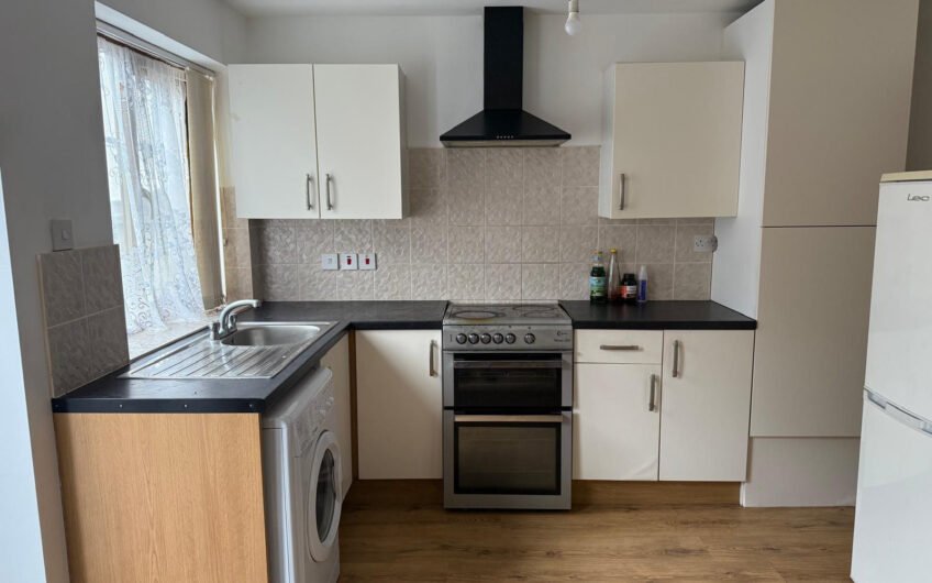 For Rent, Modern 1-Bedroom Home with Front Garden in Prime Luton LU4!!!