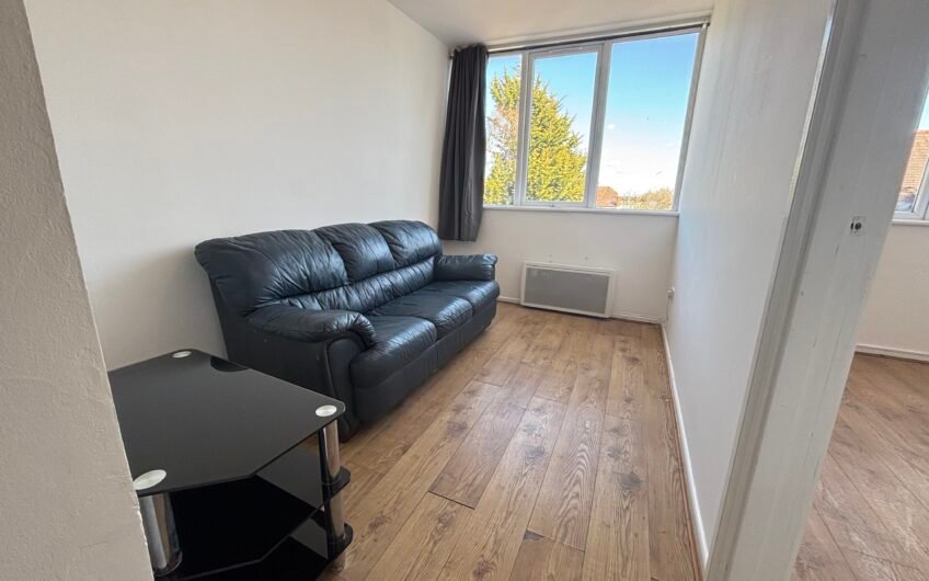 1-bedroom flat in prime Luton LU4 location – ideal for nurses and hospital staff, with allocated parking.