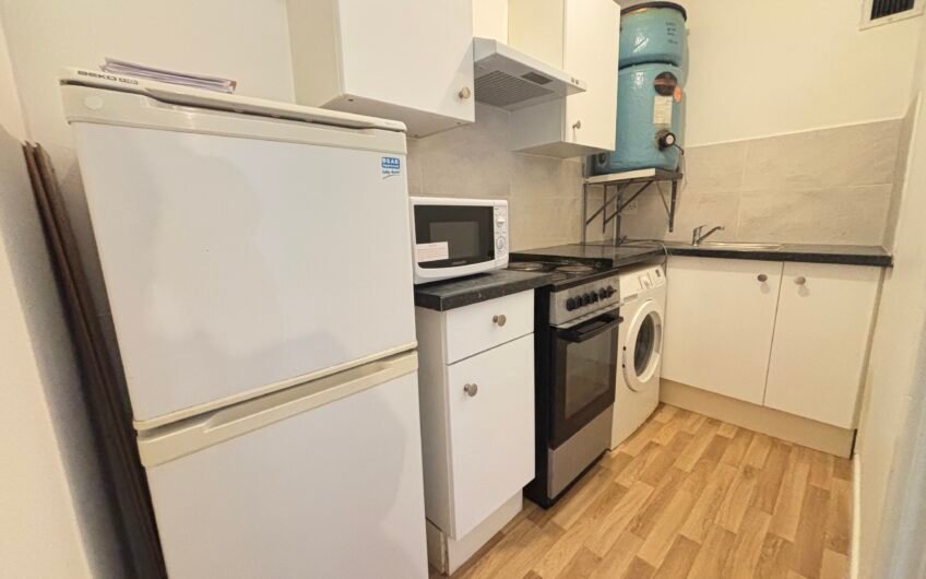 1-bedroom flat in prime Luton LU4 location – ideal for nurses and hospital staff, with allocated parking.