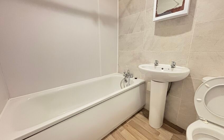 1-bedroom flat in prime Luton LU4 location – ideal for nurses and hospital staff, with allocated parking.