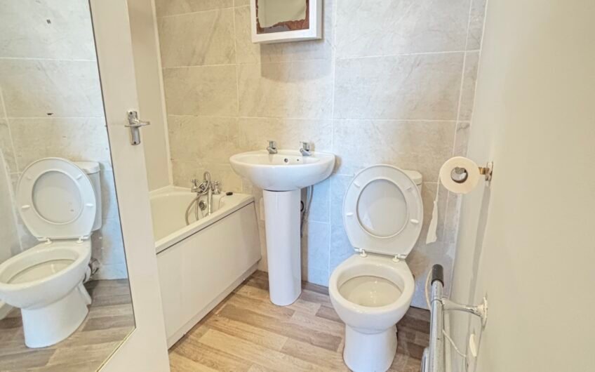 1-bedroom flat in prime Luton LU4 location – ideal for nurses and hospital staff, with allocated parking.