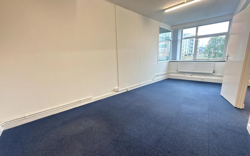 Modern Business Living at Crystal House – 2nd Floor Office Suite for rent in Luton, LU1!!!