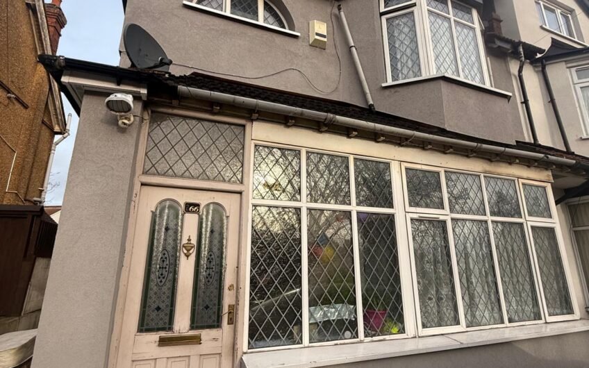 For Sale, Spacious 5-Bedroom Semi-Detached Home with Loft Conversion & Multiple Driveways in Luton, LU4!!!