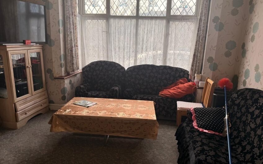 For Sale, Spacious 5-Bedroom Semi-Detached Home with Loft Conversion & Multiple Driveways in Luton, LU4!!!