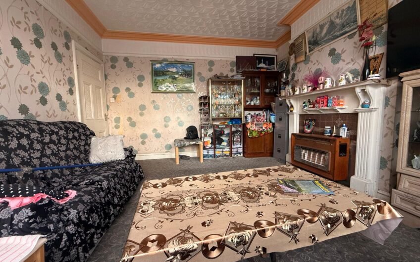 For Sale, Spacious 5-Bedroom Semi-Detached Home with Loft Conversion & Multiple Driveways in Luton, LU4!!!