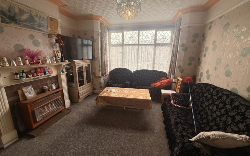 For Sale, Spacious 5-Bedroom Semi-Detached Home with Loft Conversion & Multiple Driveways in Luton, LU4!!!