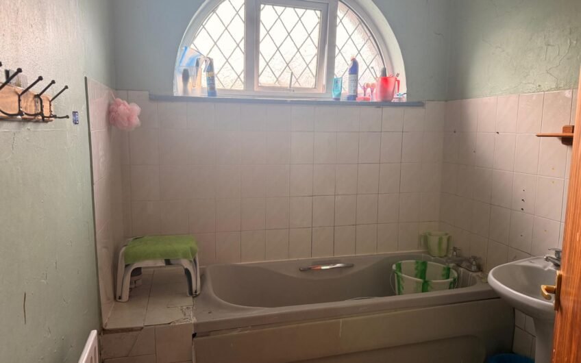 For Sale, Spacious 5-Bedroom Semi-Detached Home with Loft Conversion & Multiple Driveways in Luton, LU4!!!