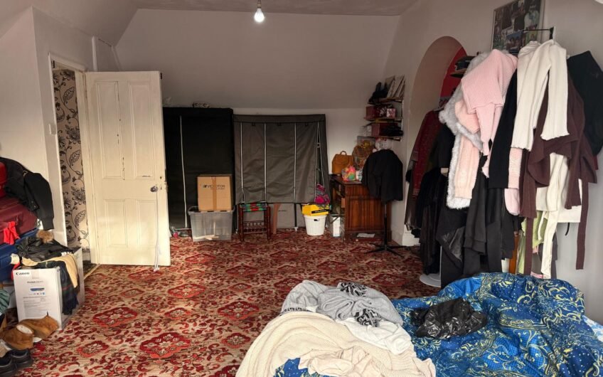 For Sale, Spacious 5-Bedroom Semi-Detached Home with Loft Conversion & Multiple Driveways in Luton, LU4!!!