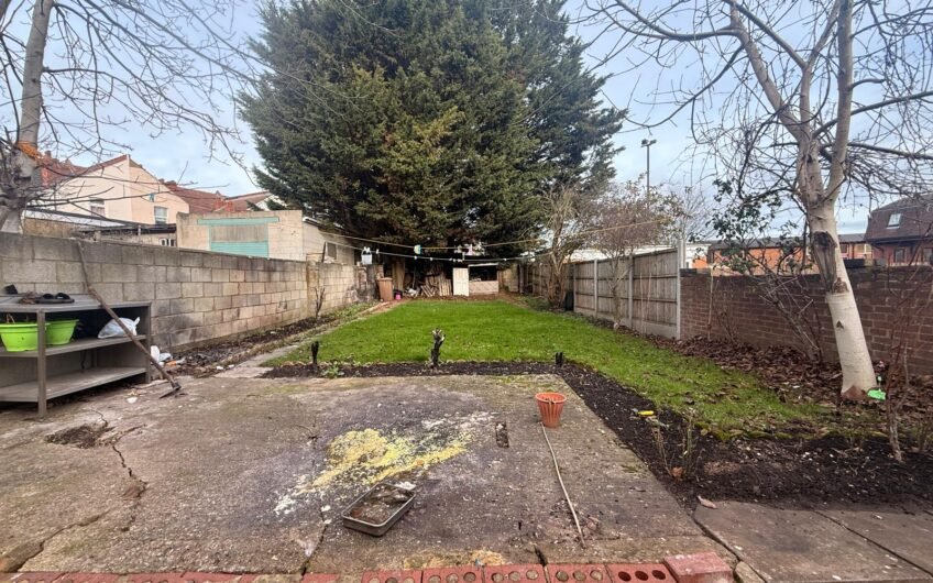 For Sale, Spacious 5-Bedroom Semi-Detached Home with Loft Conversion & Multiple Driveways in Luton, LU4!!!