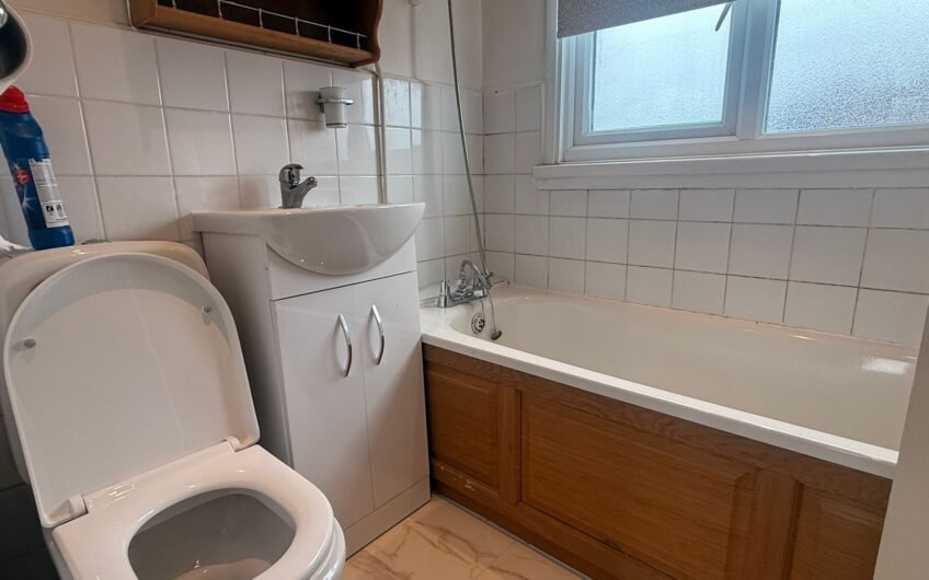 For Rent, Beautiful 3-Bedroom Home with Front & Rear Gardens – Ideal Family Living in Luton LU2!!!