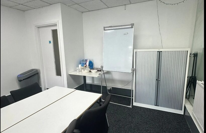 Just Bring Your Team! Fully Furnished Office Available for rent in Luton LU1!!!