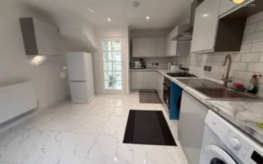 Elegant 4-Bedroom Townhouse for Sale with Private Garden & Driveway – Central Luton LU1!!!