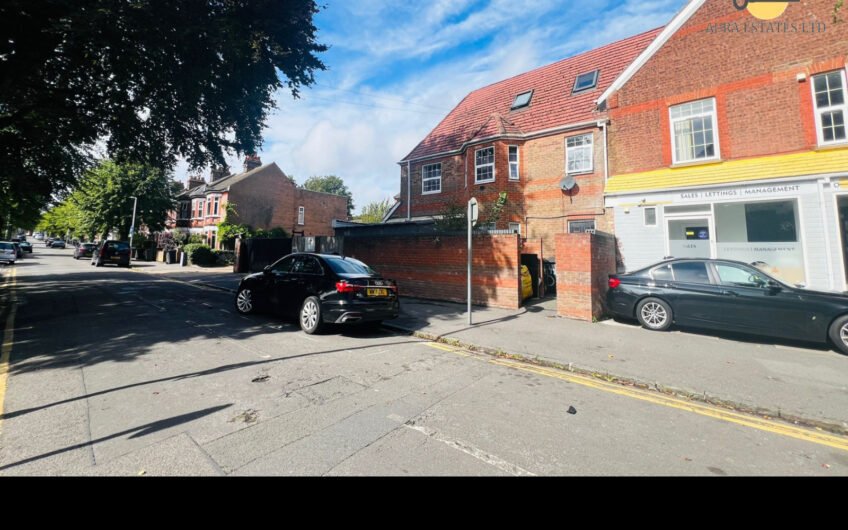 For Rent, Proudly Presents This Stylish 1-Bedroom Flat in the Heart of Dunstable LU6!!!.