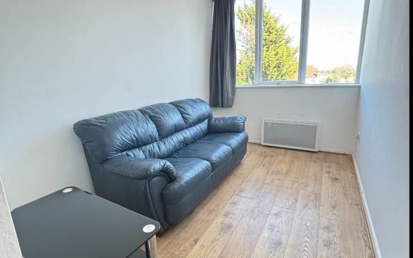 1-bedroom flat in prime Luton LU4 location – ideal for nurses and hospital staff, with allocated parking.