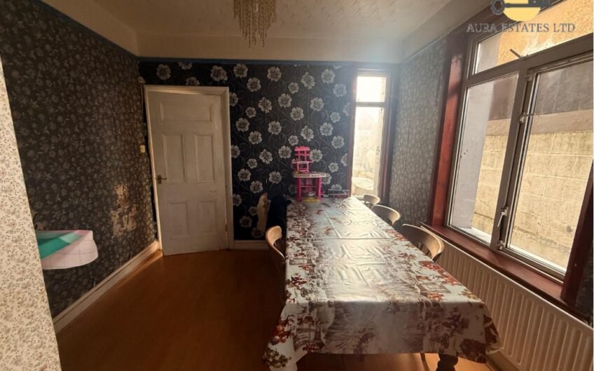 For Sale, Spacious 5-Bedroom Semi-Detached Home with Loft Conversion & Multiple Driveways in Luton, LU4!!!