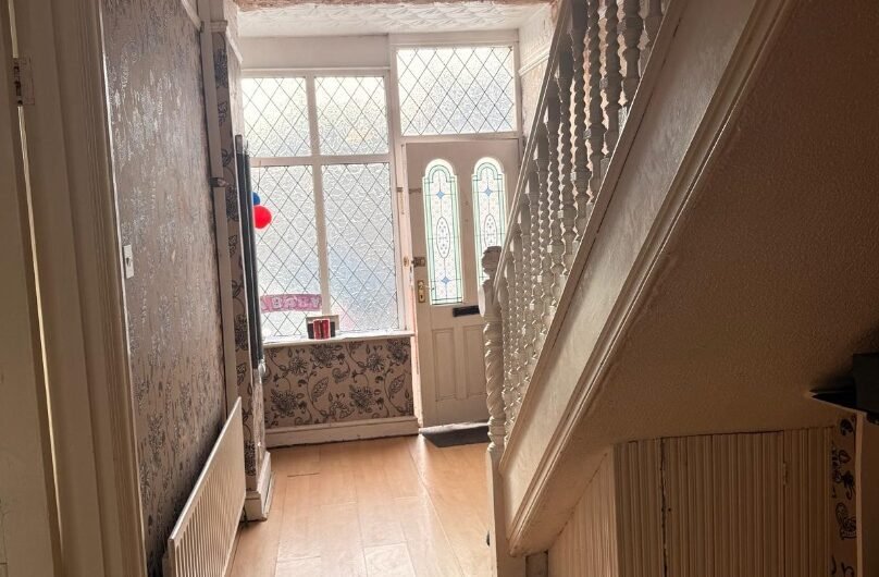 For Sale, Spacious 5-Bedroom Semi-Detached Home with Loft Conversion & Multiple Driveways in Luton, LU4!!!