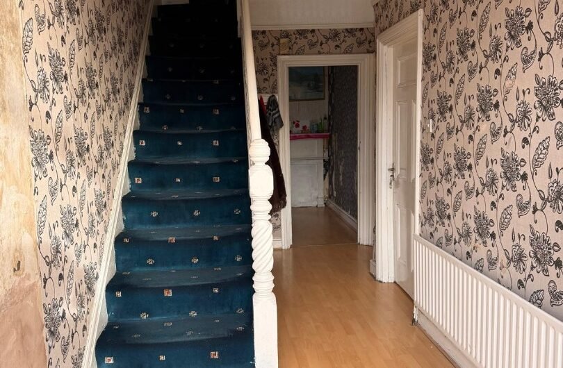For Sale, Spacious 5-Bedroom Semi-Detached Home with Loft Conversion & Multiple Driveways in Luton, LU4!!!